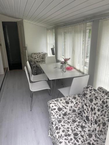 Cozy Guesthouse with Terrace, BBQ & Lake Access, Stockholm (photo 6)