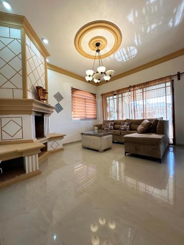 Guestroom, Cerca del divino nino I WiFi I TV in Constanza