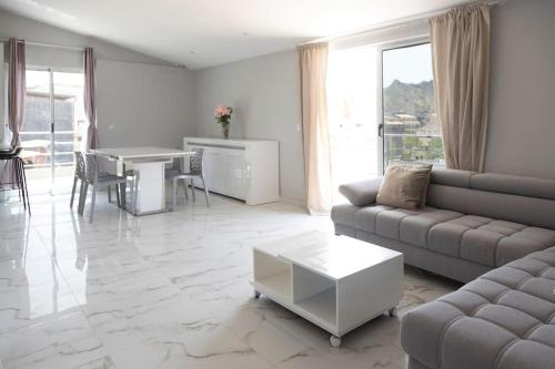 2 bdr cozy apartment in city center, Wifi - LCGR in อัสโซมาดา