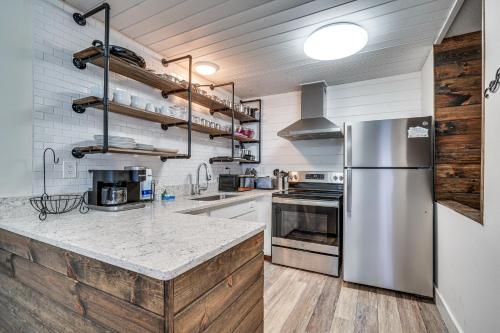 Gatlinburg Townhome with Mountain Views and Pool Access - image 27