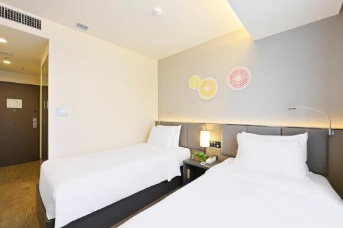 589905244 Holiday Inn & Suites Shin Osaka by IHG