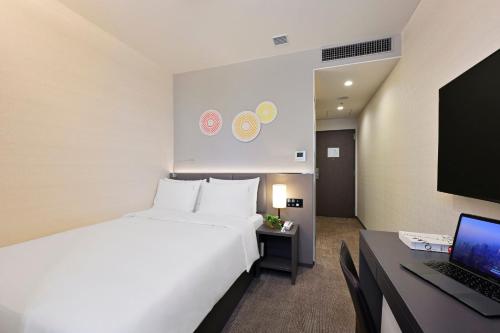 589905252 Holiday Inn & Suites Shin Osaka by IHG
