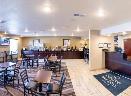 Cobblestone Inn & Suites - Winters - 식음료(F&B)