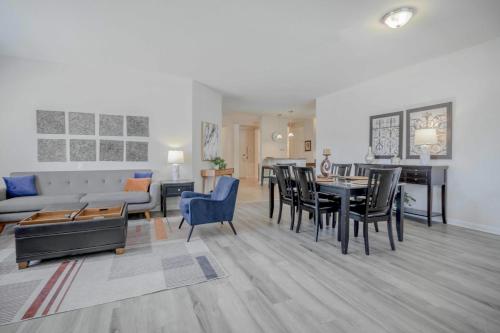 Huge ! Vista Cay Hideaway Corner Condo Near Parks & Intl Dr in Orlando, USA