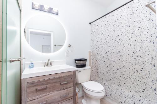 Fürdőszoba, Beautiful Fully Furnished 2-Bedroom Luxury Home in St Cloud (FL)