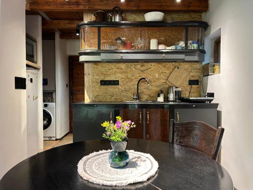 Kitchen, Srub v Bolkovskem udoli in Cerny Dul