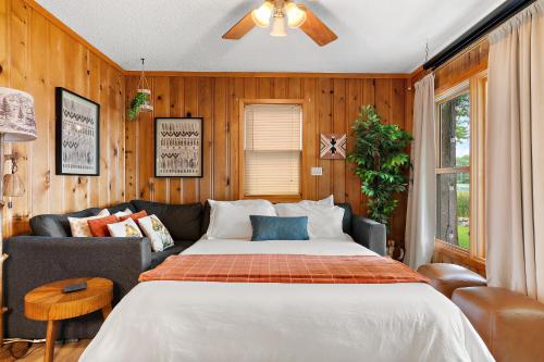 Lakefront, wildlife Cabin retreat - Pelican Bay Cabin in Chisago City (MN)