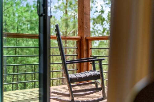 Hochatown luxury home w spa slide pool table