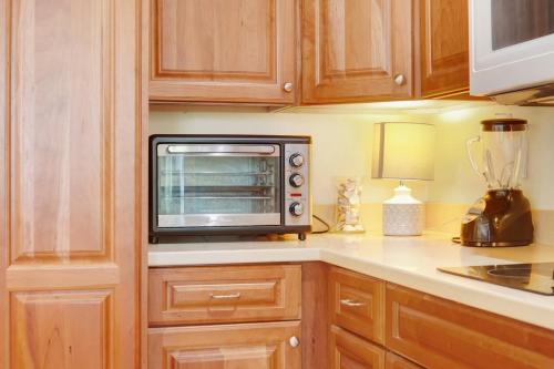 3 Bed Condo Block to Beach 2 Pools Hot Tub 3 Bed Condo Block to Beach 2 Pools Hot Tub