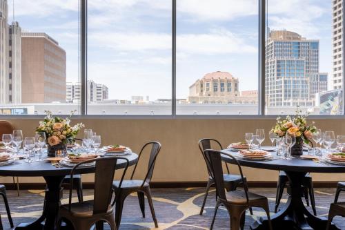 589919347 Kimpton Hotel Palomar Phoenix Cityscape by IHG