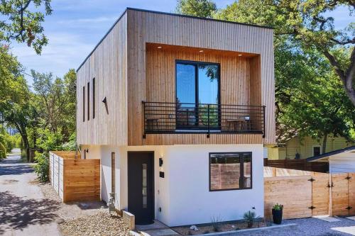 Minimalist Retreat with Treetop Views in Austin, USA
