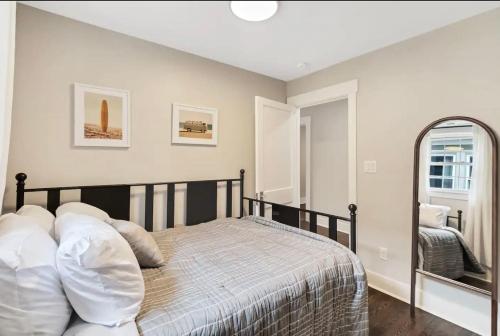 Lavish Flat w King Bed in near DT Food & Shops - image 5