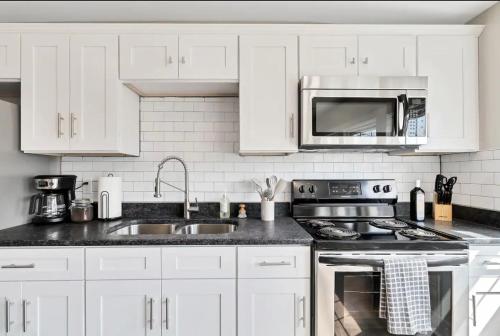Lavish Flat w King Bed in near DT Food & Shops in Louisville, USA