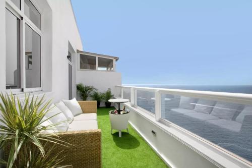 Beachfront Seaview Oasis - Private Terrace & Panoramic Ocean Views 2