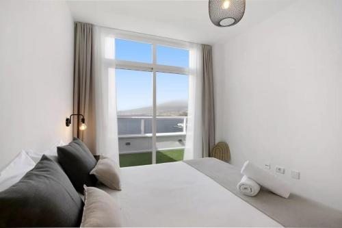 Beachfront Seaview Oasis - Private Terrace & Panoramic Ocean Views 4