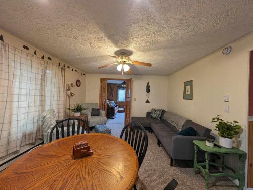 Vintage Cardinal Cottage - hot tub and fire pit - close to Deep Creek Lake in Swanton, USA