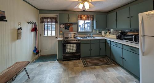 Vintage Cardinal Cottage - hot tub and fire pit - close to Deep Creek Lake in Swanton, USA