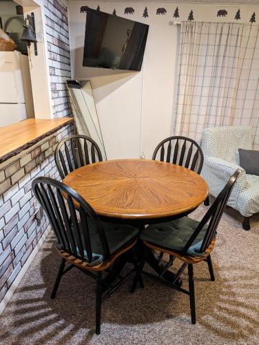 Vintage Cardinal Cottage - hot tub and fire pit - close to Deep Creek Lake in Swanton, USA