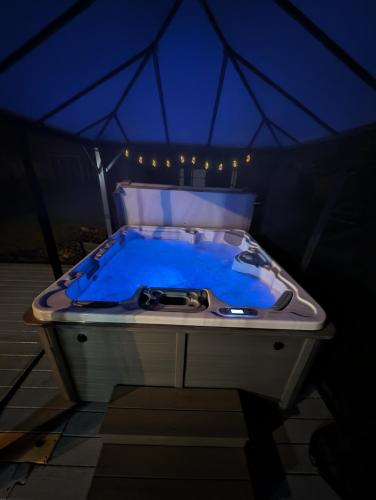 Vintage Cardinal Cottage - hot tub and fire pit - close to Deep Creek Lake in Swanton, USA