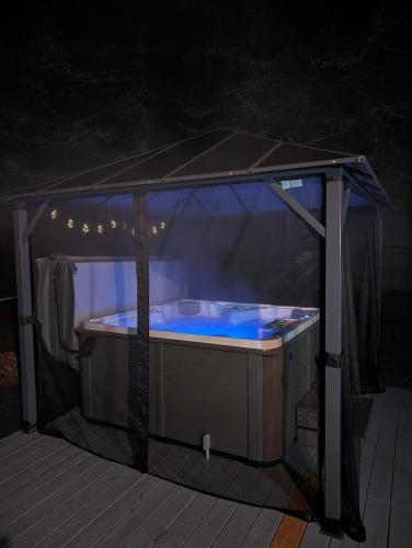 Vintage Cardinal Cottage - hot tub and fire pit - close to Deep Creek Lake in Swanton, USA
