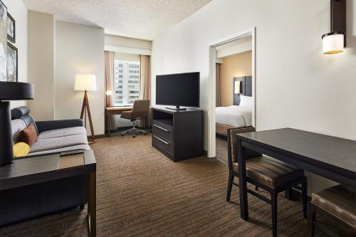 One-Bedroom Suite image 10