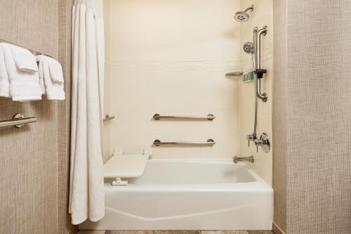 One-Bedroom Suite image 3