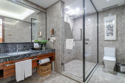 Executive Queen Room image 4