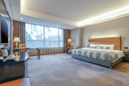 Executive Queen Room image 2