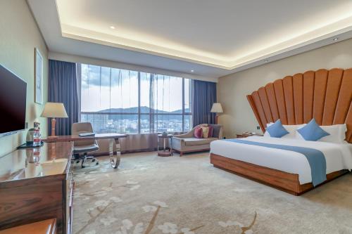 Deluxe Queen Room image 2