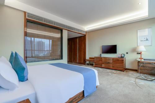 Deluxe Queen Room image 3
