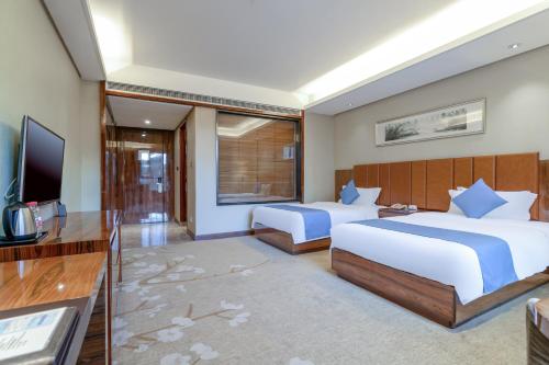 Deluxe Twin Room image 3