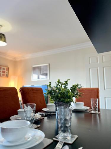 Stylish Modern Flat with Juliet Balcony & Parking, Glasgow (photo 5)