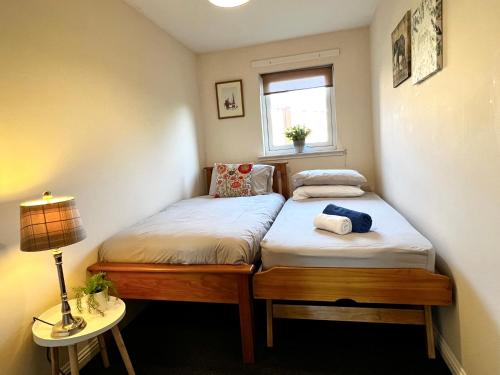 Stylish Modern Flat with Juliet Balcony & Parking, Glasgow (photo 7)