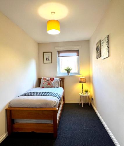 Stylish Modern Flat with Juliet Balcony & Parking, Glasgow (photo 8)