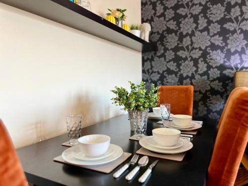 Stylish Modern Flat with Juliet Balcony & Parking, Glasgow (photo 9)