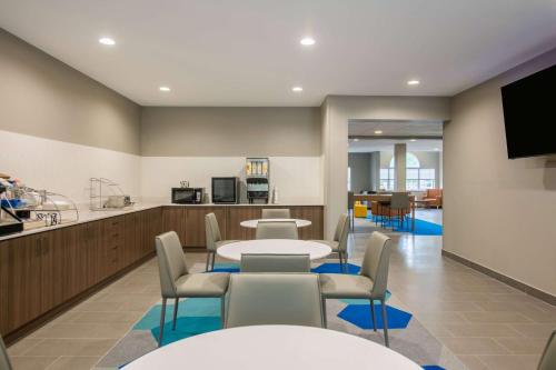 Microtel Inn and Suites by Wyndham Anderson SC - image 10