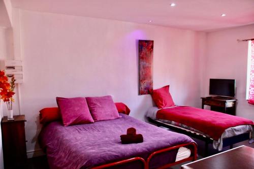 1 double bed, 1 twin bed