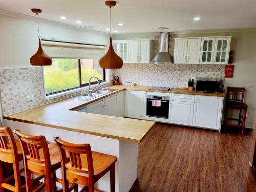 The Timboon Villa - 5 bedroom home in Timboon