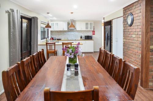 The Timboon Villa - 5 bedroom home in Timboon