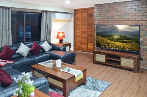 The Timboon Villa - 5 bedroom home in Timboon