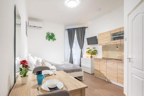 Central - NEW - Quiet and Comfy Studio 4