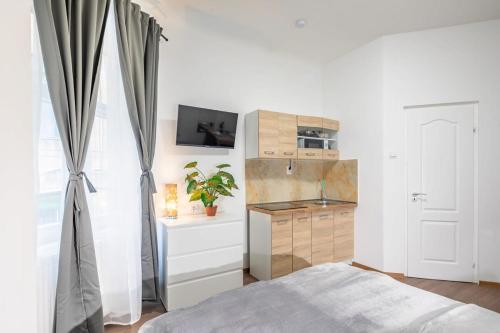 Central - NEW - Quiet and Comfy Studio - image 9