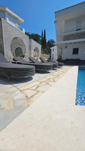 Kolam renang, Villa Hanna Apartments in Sutomore