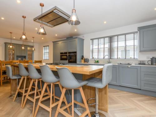 Facilities, Poplar Farm House - Book Your Spring Summer Events Pass The Keys in Rodley