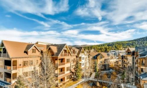 2 Bedroom Luxury Condo On Main Street At Maggie Pond - Walk To Lift!