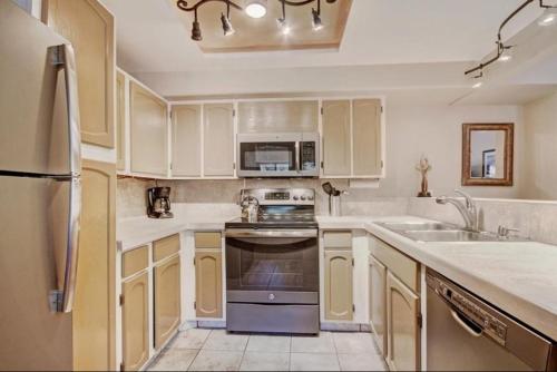 Kitchen, 2 Bedroom Ski In, Ski Out Mountain Vacation Rental Located Next To Historic Main Street In Downtown  in Breckenridge (CO)