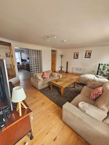 Spacious 3-Bedroom Apartment in Vibrant Dublin 8, Dublin