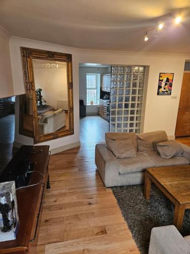 Spacious 3-Bedroom Apartment in Vibrant Dublin 8 - Tap to explore photos