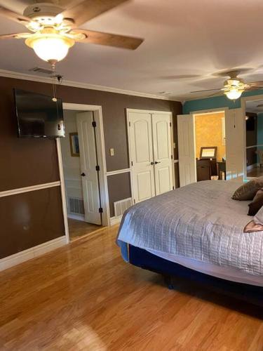 Private Oasis Spacious Great for Big Families in Grand Prairie, USA