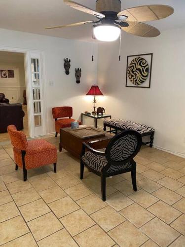 Private Oasis Spacious Great for Big Families in Grand Prairie, USA
